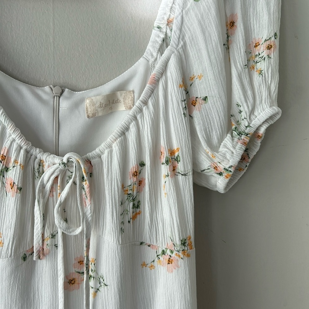 White Altar’d State dress with floral pattern. Size XS.